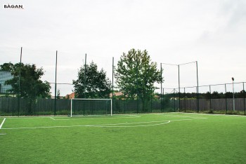 Pełne ogrodzenie na boisko piłkarskie z bramą i furtką
